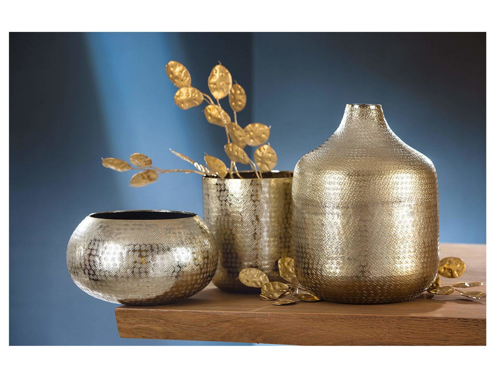 Bohemian stijl gouden vaas en kommen met structuur oppervlak
