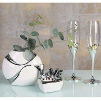 Trouwerij decoratie met champagneglazen voor de bruid en bruidegom