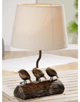 Decoratieve tafellamp met vogel figuren en witte lampenkap