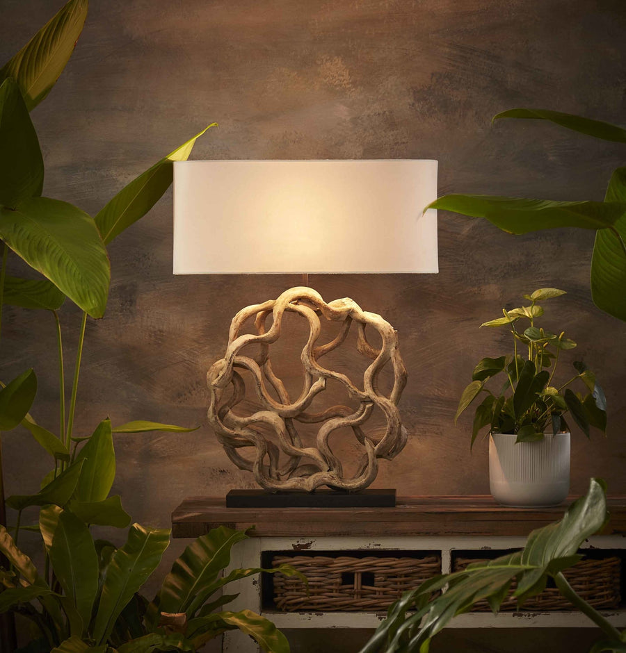 decoratieve houten en natuurlijke tafellamp van wortelhout met een witte lampenkap - 71 cm hoog