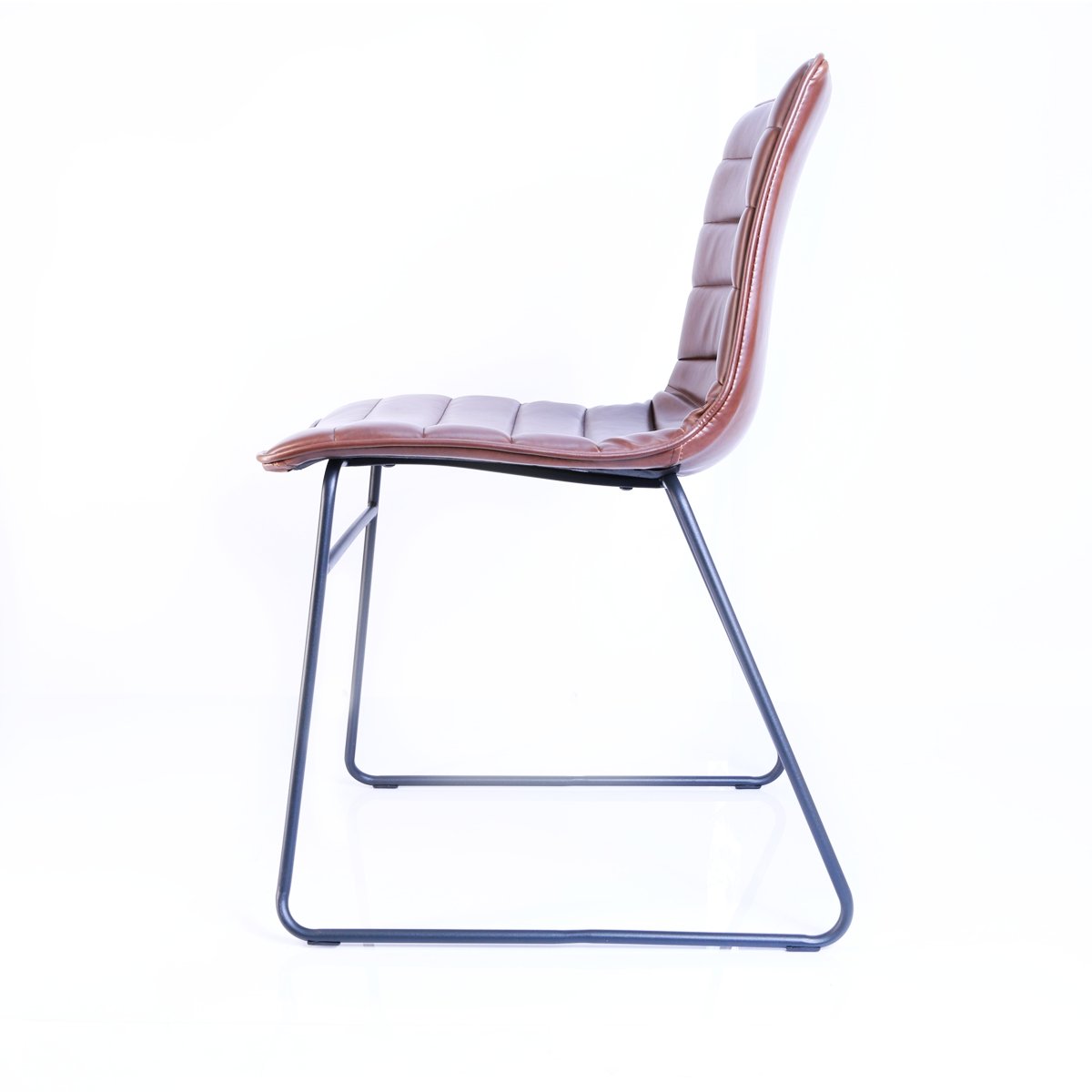 Moderne bruine stoel met kunstlederen bekleding