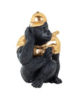 Vooraanzicht van het zwart en gouden gorilla beeldje in resin materiaal