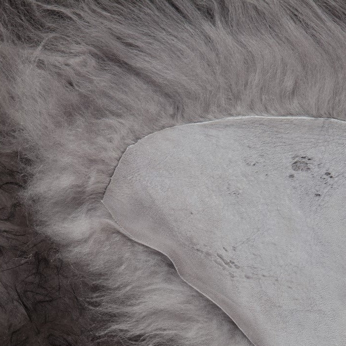 Grijs IJslands schapenvacht tapijt voor een vleugje rustieke elegantie
