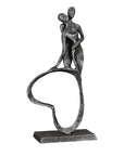 Figurine Couple sur coeur en métal gris | Soutenez-moi | H. 23 cm