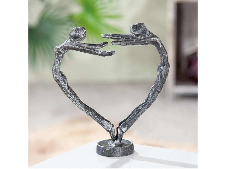 Metalen beeld van man en vrouw in vorm van een hart