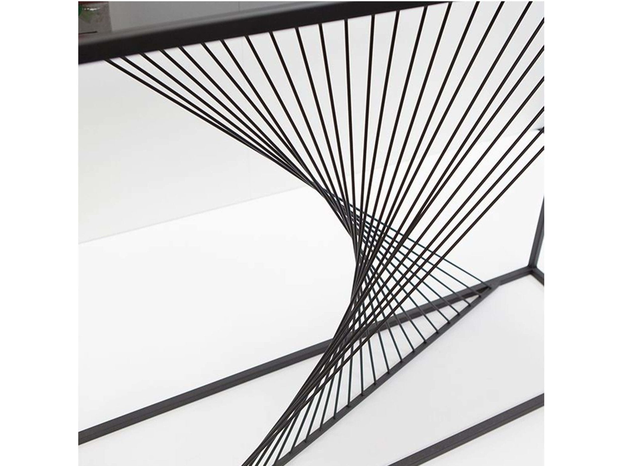 Detail moderne dressoirtafel in zwart metaal met glazen tafelblad