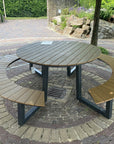 Buitenbeeld van de ronde picknicktafel voor 8 tot 10 personen
