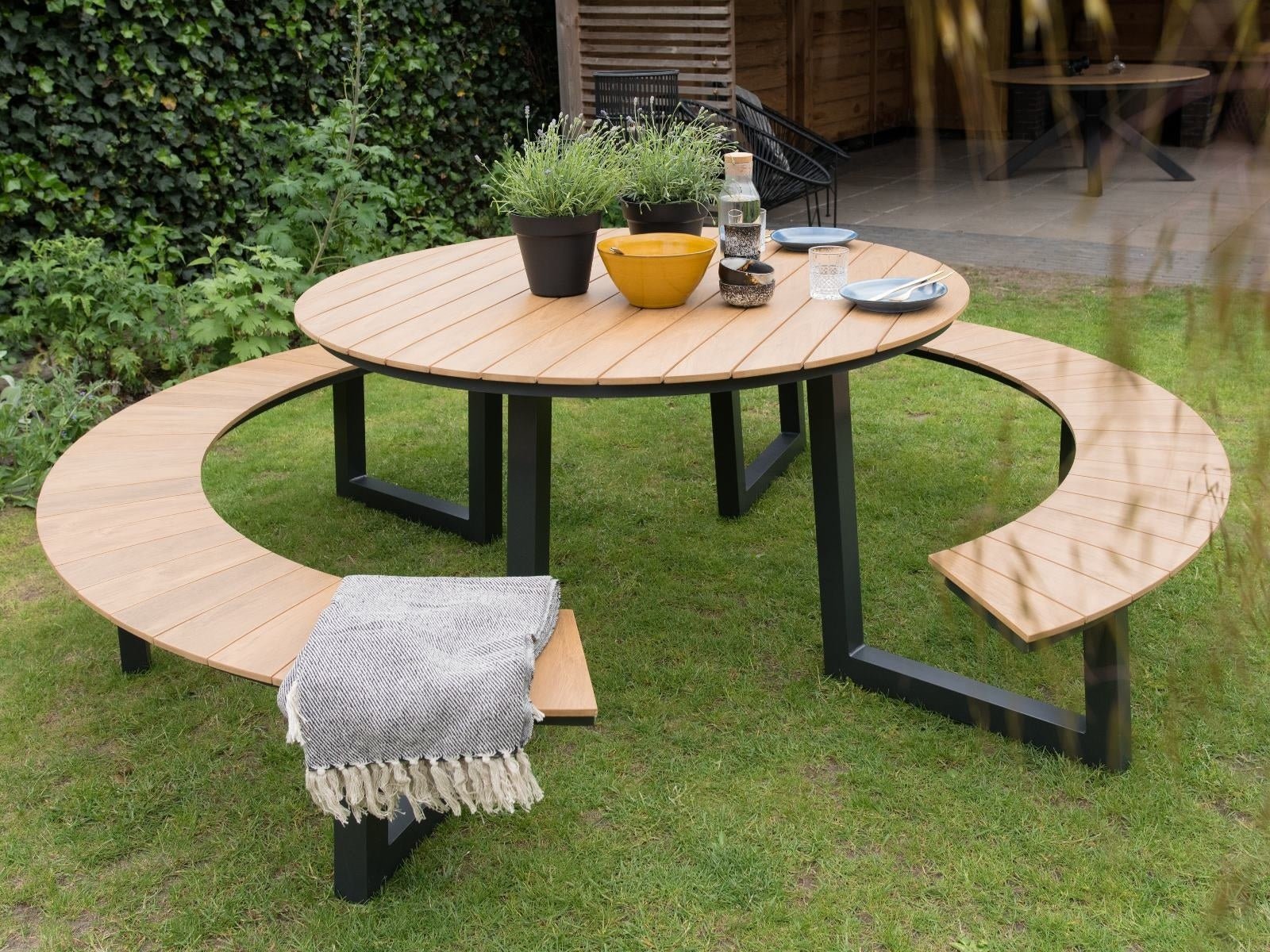 Sfeerbeeld: Polywood en Aluminium ronde picknicktafel | Arezzo | 141 cm