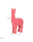 Maataanduiding van het gedetailleerde moderne roze alpaca beeldje van 31.5 cm hoog