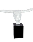 witte sculptuur van sportman cliffhanger op zwarte doos H 45 cm