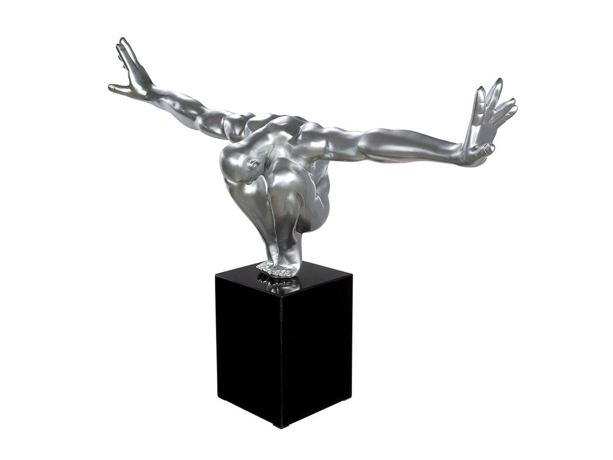 zilveren sculptuur van sportman cliffhanger op zwarte doos