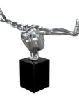 zilveren sculptuur van sportman cliffhanger op zwarte doos