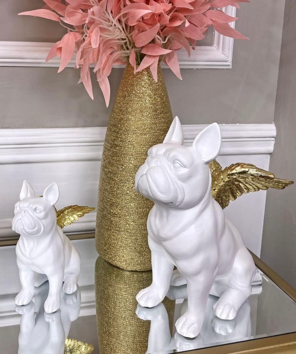 sculptuur van bulldog met gouden vleugels