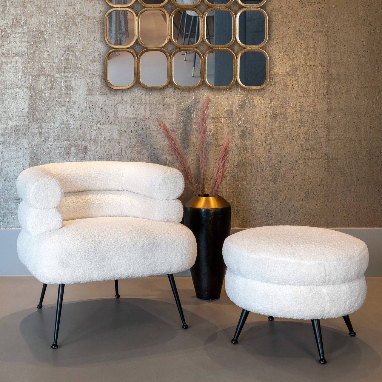 Imitatie schapenvacht fauteuil en poef combinatie voor en modern interieur