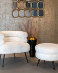 Imitatie schapenvacht fauteuil en poef combinatie voor en modern interieur