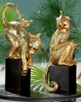 Set van 2 gouden aapjes zittend en staand op een zwarte basis