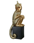 Zittend gouden aapje op sokkel beeld | Little monkey | H. 30 cm