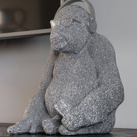 Sfeerbeeld: Gorilla beeldje in zilver met koptelefoon en zonnebril - 35 cm hoog