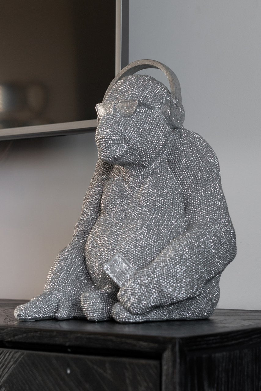 Sfeerbeeld: Gorilla beeldje in zilver met koptelefoon en zonnebril - 35 cm hoog