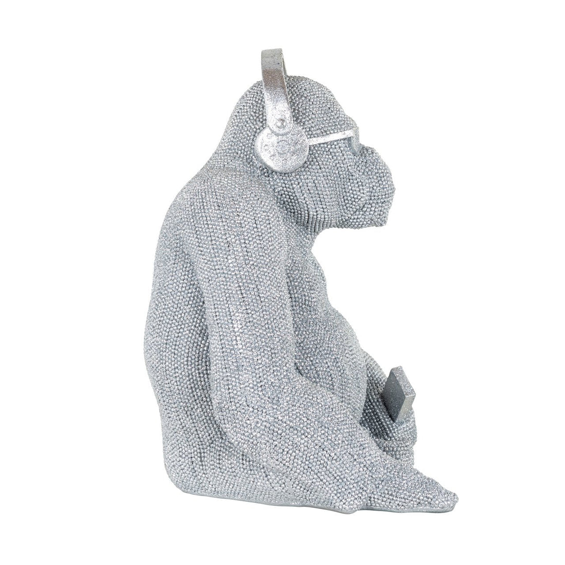 Zijaanzicht van gorilla sculptuur in zilver polyresin met koptelefoon