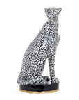 Jachtluipaard sculptuur te koop. Zwart-wit polyresin beeld van een jachtluipaard, zittend gepositioneerd. Het beeld is 53 cm hoog, 25,5 cm breed en 25,5 cm diep. Perfect voor dierenliefhebbers en elk interieur.